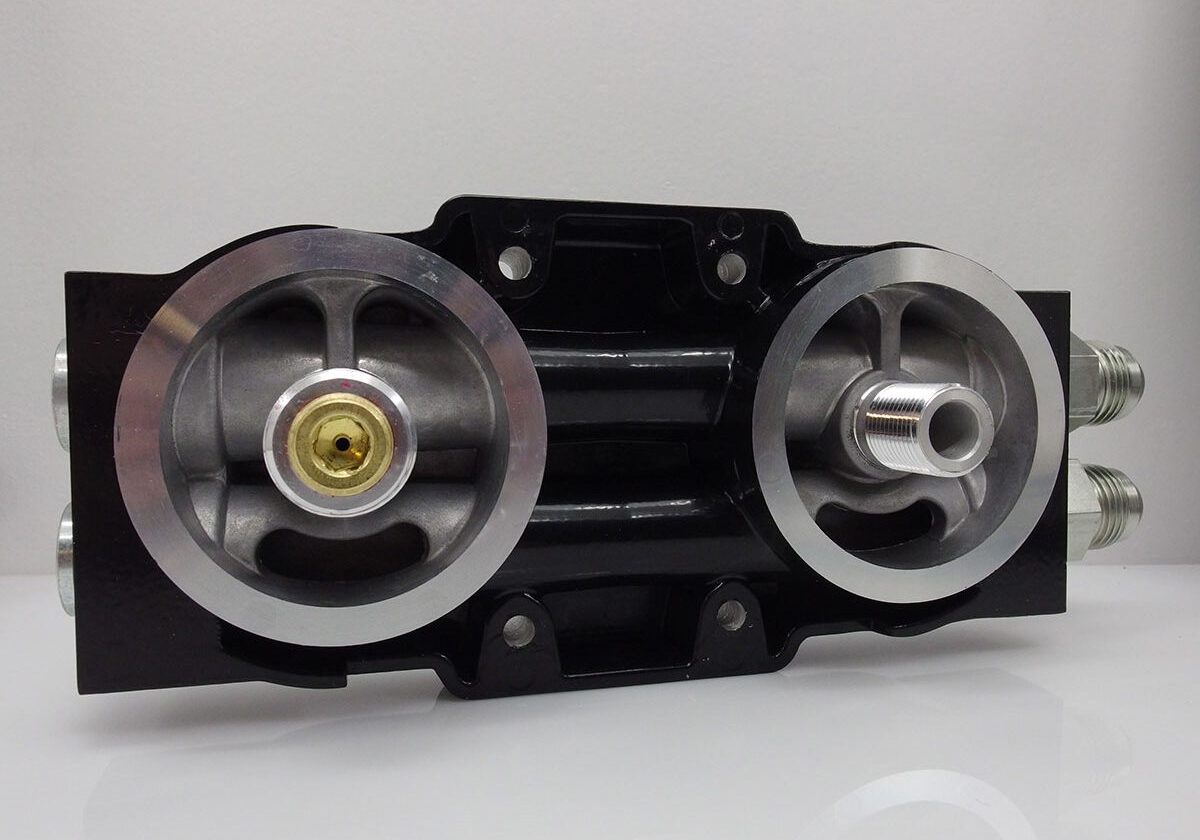 Hydraulic valve block with dual connectors.